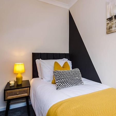 Cheerful 3 Bedroom Home With Parking Near Chester Saughall Eksteriør bilde