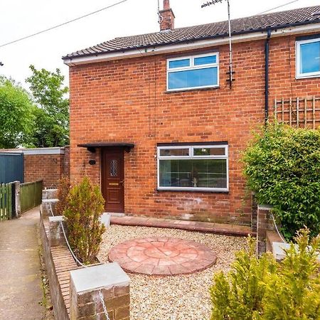Cheerful 3 Bedroom Home With Parking Near Chester Saughall Eksteriør bilde