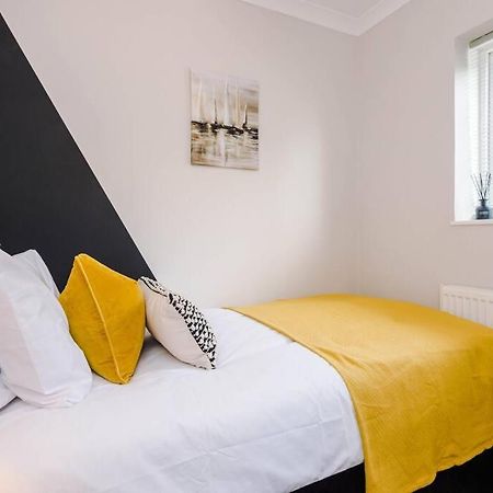 Cheerful 3 Bedroom Home With Parking Near Chester Saughall Eksteriør bilde