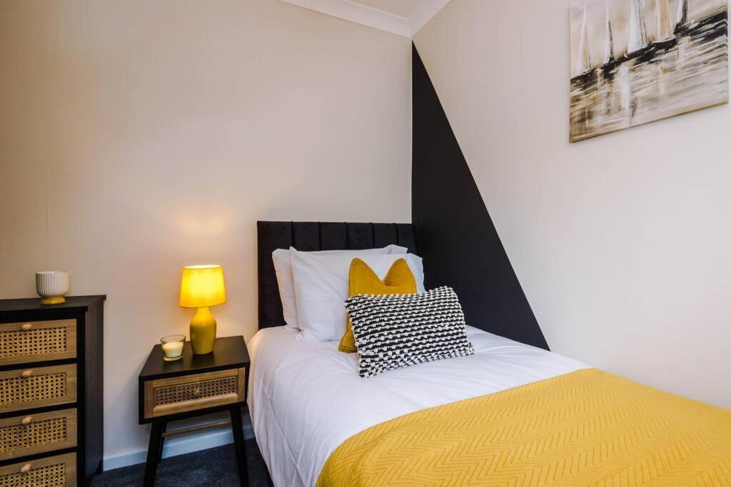 Cheerful 3 Bedroom Home With Parking Near Chester Saughall Eksteriør bilde