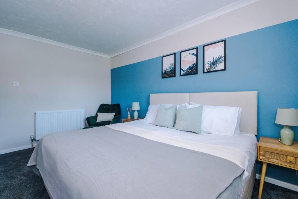 Cheerful 3 Bedroom Home With Parking Near Chester Saughall Eksteriør bilde