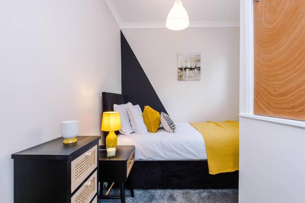 Cheerful 3 Bedroom Home With Parking Near Chester Saughall Eksteriør bilde