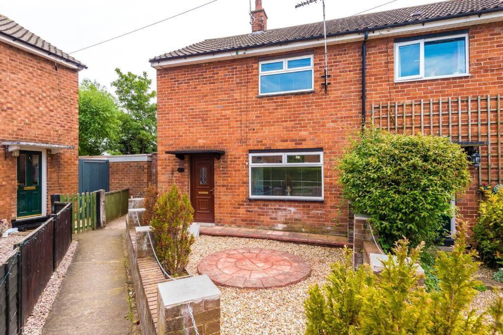 Cheerful 3 Bedroom Home With Parking Near Chester Saughall Eksteriør bilde