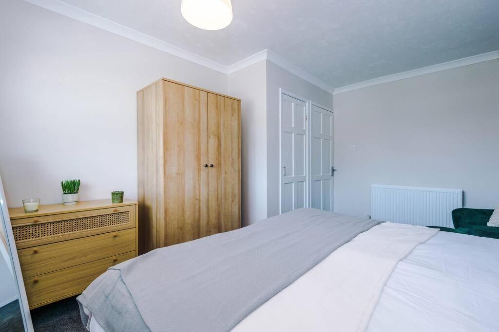 Cheerful 3 Bedroom Home With Parking Near Chester Saughall Eksteriør bilde