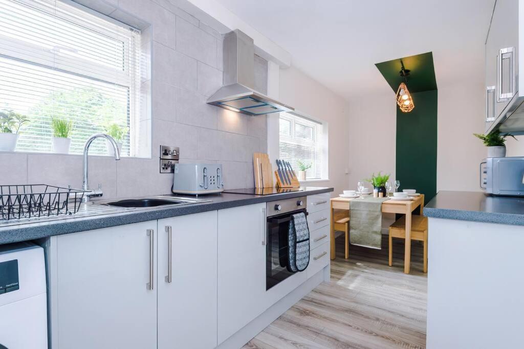 Cheerful 3 Bedroom Home With Parking Near Chester Saughall Eksteriør bilde