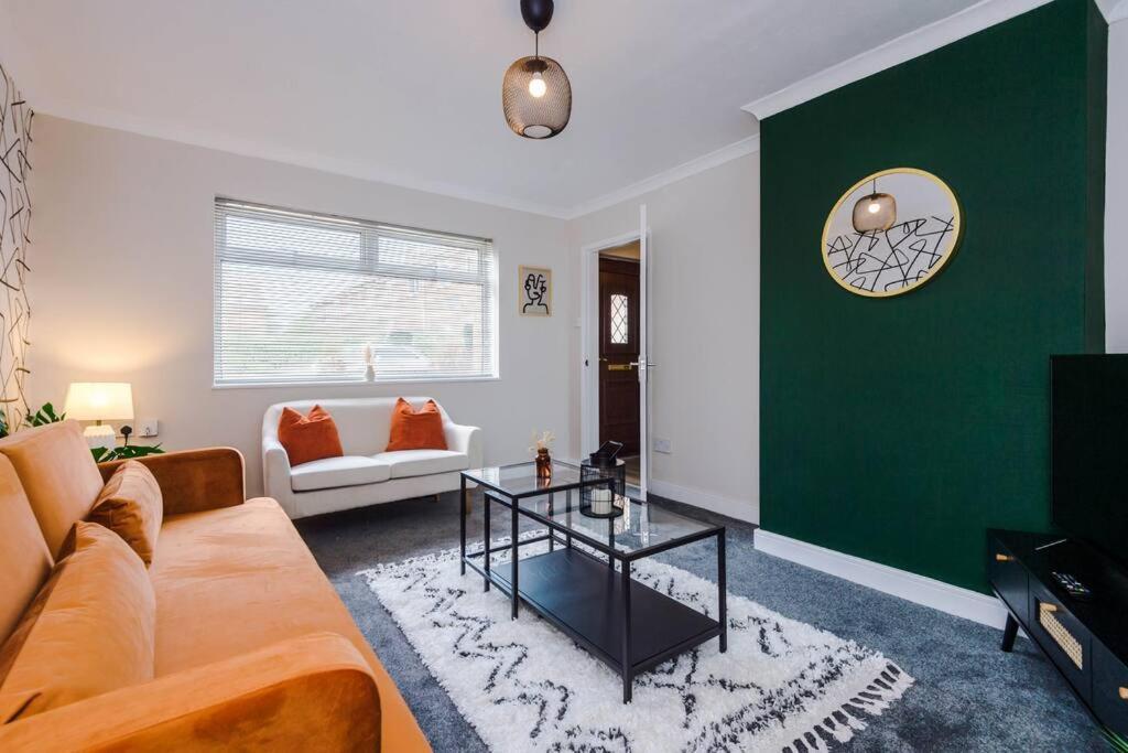 Cheerful 3 Bedroom Home With Parking Near Chester Saughall Eksteriør bilde