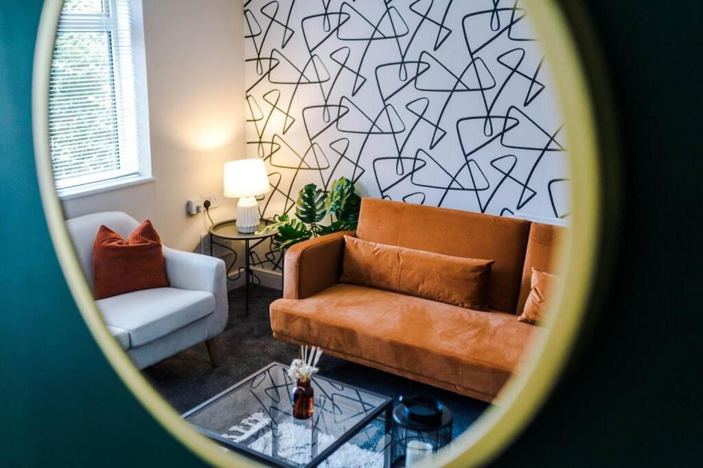 Cheerful 3 Bedroom Home With Parking Near Chester Saughall Eksteriør bilde