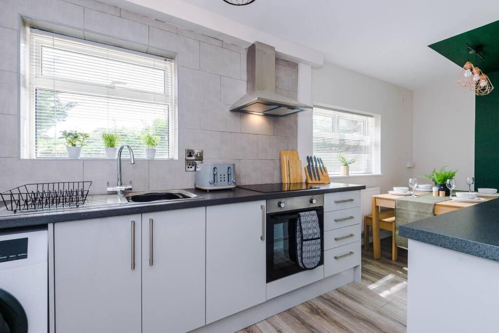 Cheerful 3 Bedroom Home With Parking Near Chester Saughall Eksteriør bilde