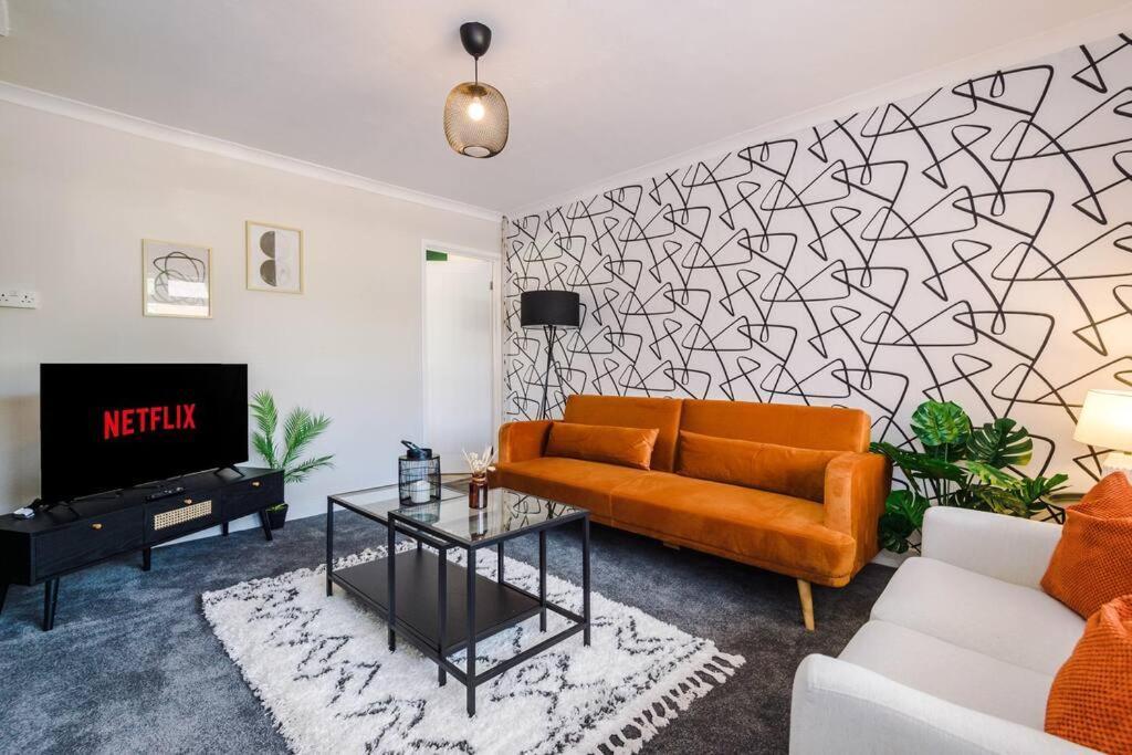 Cheerful 3 Bedroom Home With Parking Near Chester Saughall Eksteriør bilde