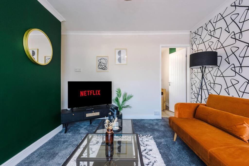 Cheerful 3 Bedroom Home With Parking Near Chester Saughall Eksteriør bilde