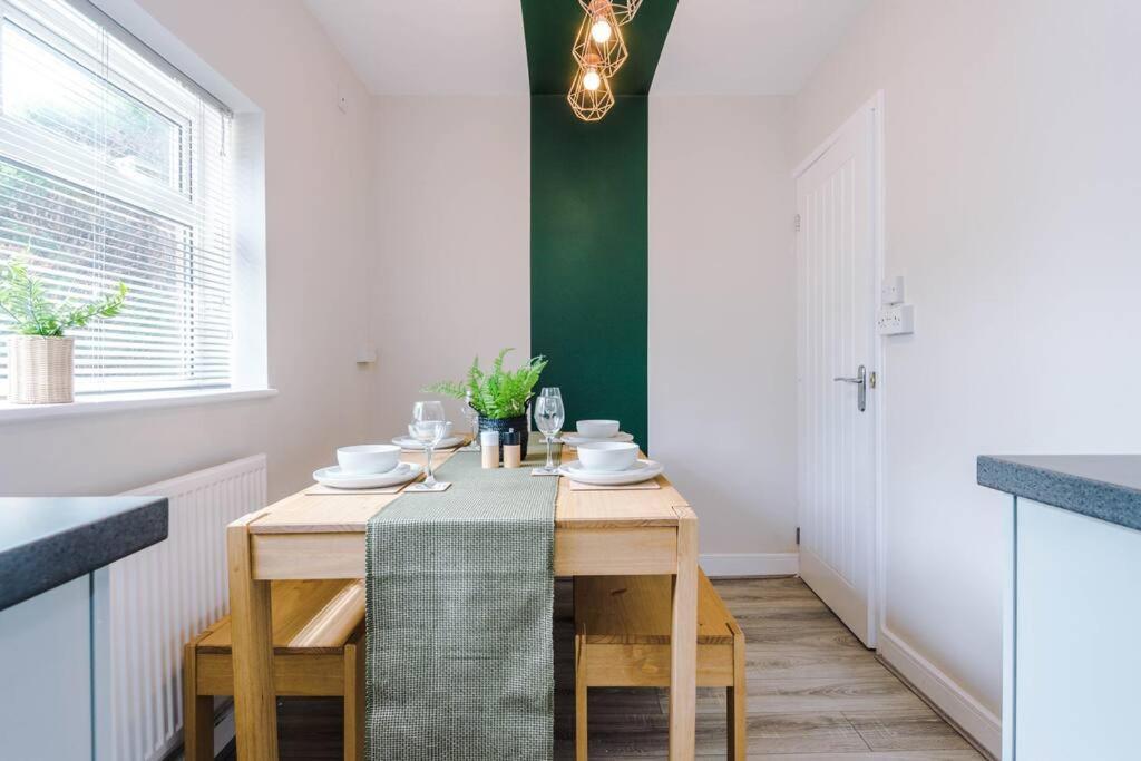 Cheerful 3 Bedroom Home With Parking Near Chester Saughall Eksteriør bilde