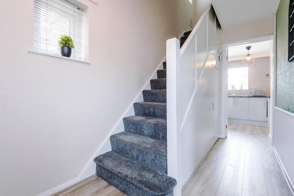 Cheerful 3 Bedroom Home With Parking Near Chester Saughall Eksteriør bilde