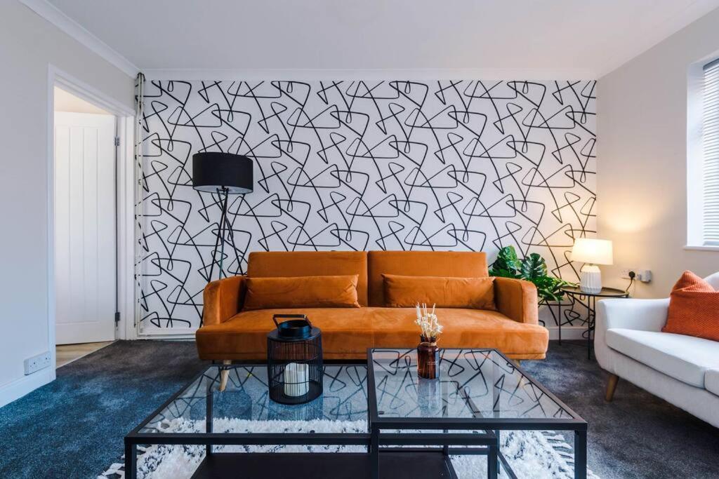 Cheerful 3 Bedroom Home With Parking Near Chester Saughall Eksteriør bilde