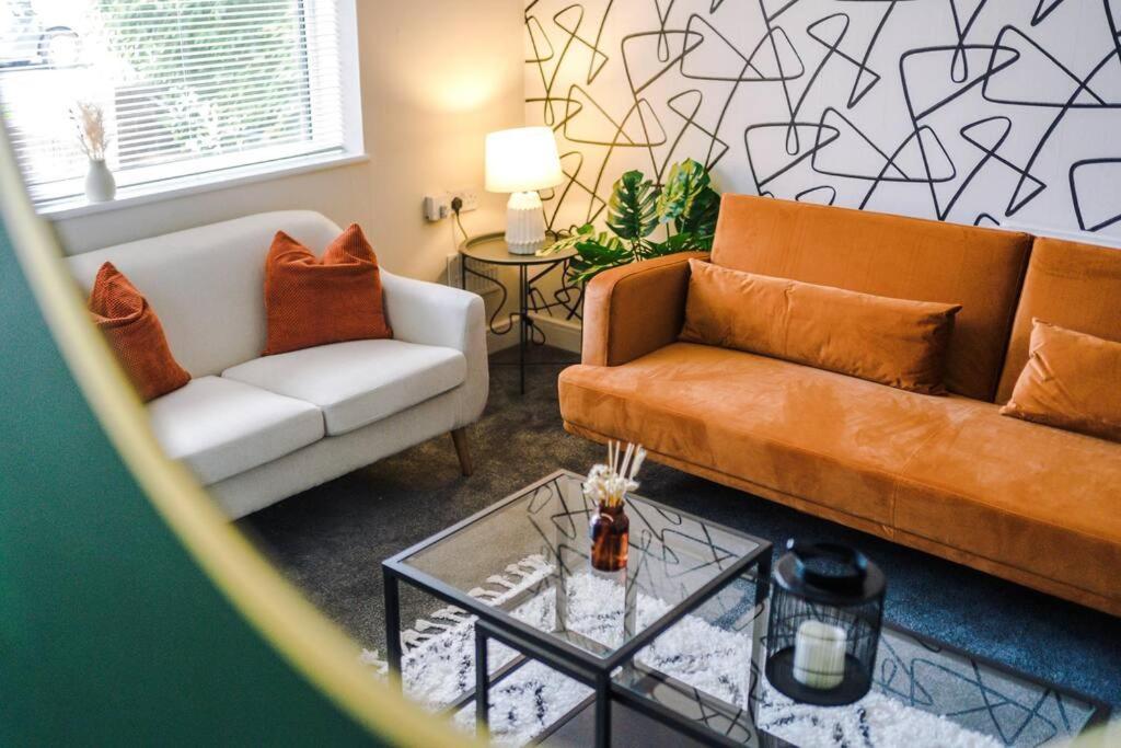 Cheerful 3 Bedroom Home With Parking Near Chester Saughall Eksteriør bilde