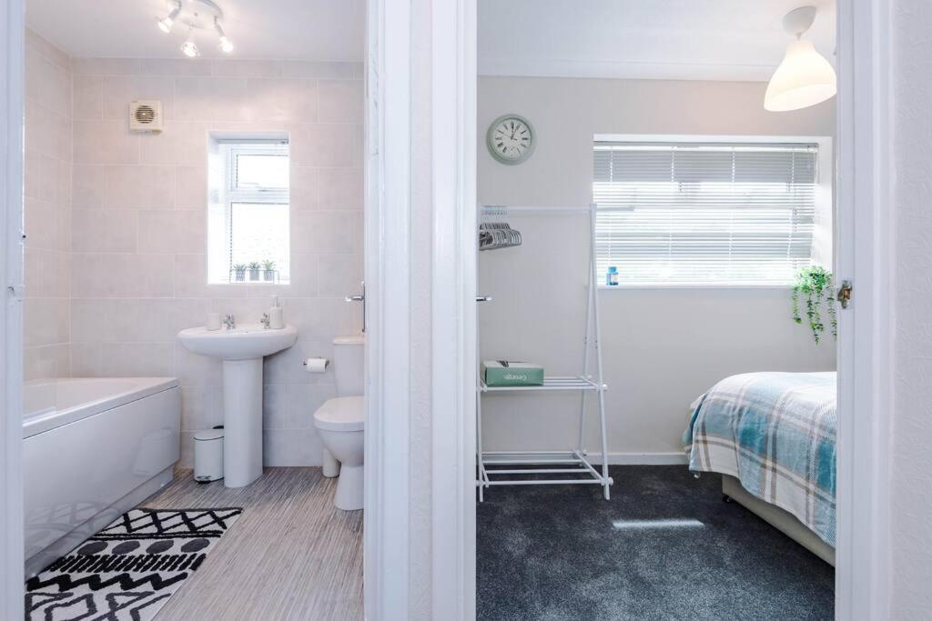 Cheerful 3 Bedroom Home With Parking Near Chester Saughall Eksteriør bilde