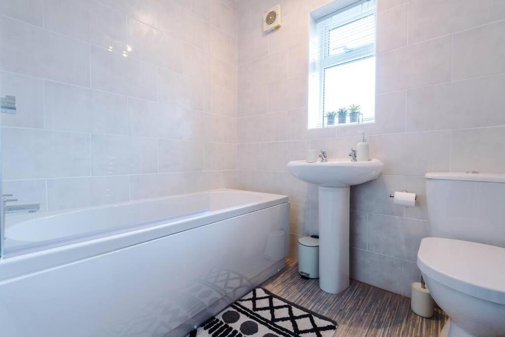 Cheerful 3 Bedroom Home With Parking Near Chester Saughall Eksteriør bilde