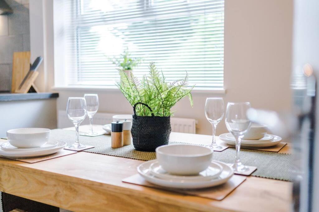 Cheerful 3 Bedroom Home With Parking Near Chester Saughall Eksteriør bilde