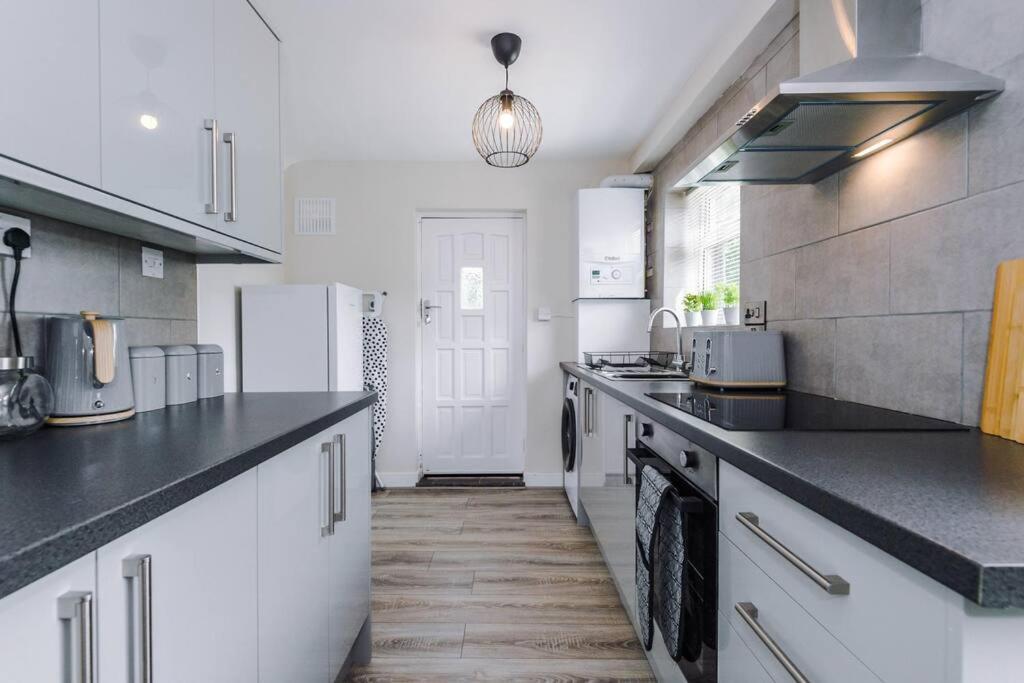 Cheerful 3 Bedroom Home With Parking Near Chester Saughall Eksteriør bilde