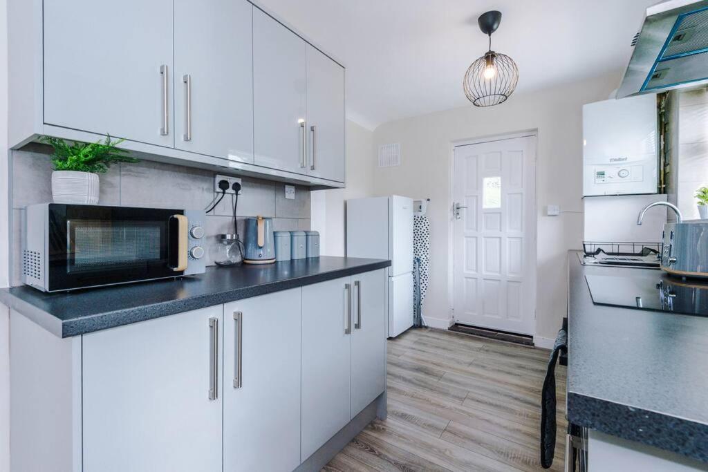 Cheerful 3 Bedroom Home With Parking Near Chester Saughall Eksteriør bilde