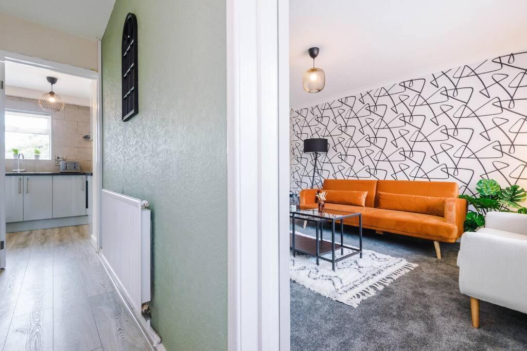 Cheerful 3 Bedroom Home With Parking Near Chester Saughall Eksteriør bilde