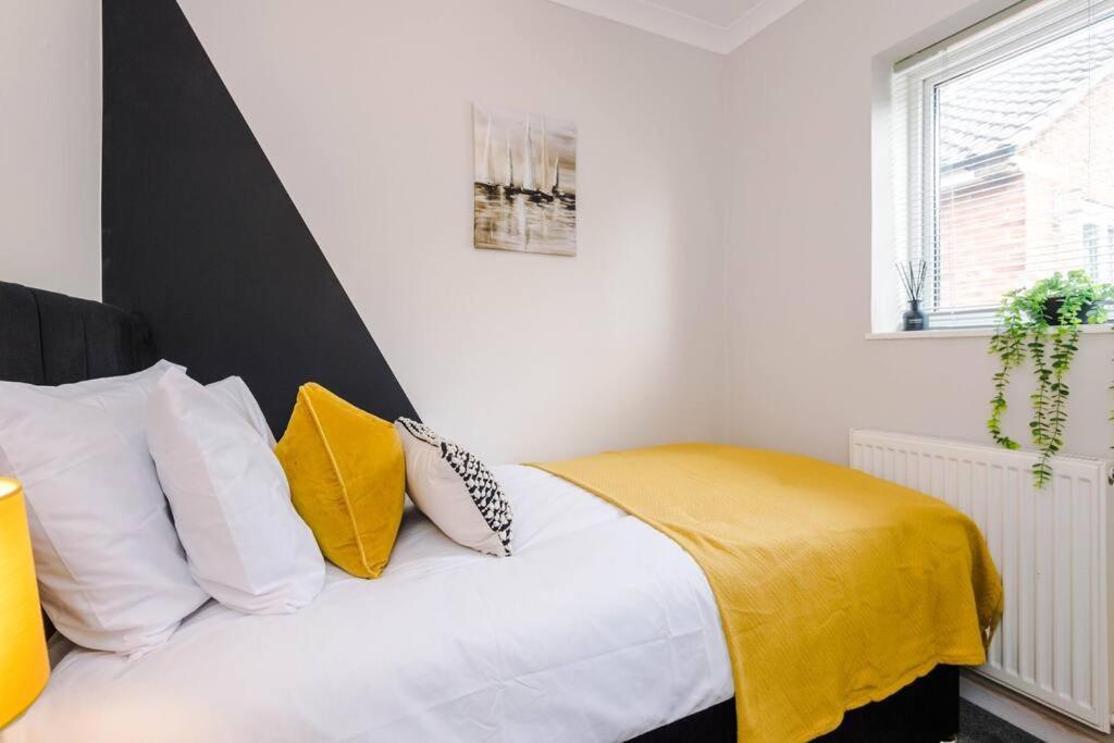 Cheerful 3 Bedroom Home With Parking Near Chester Saughall Eksteriør bilde