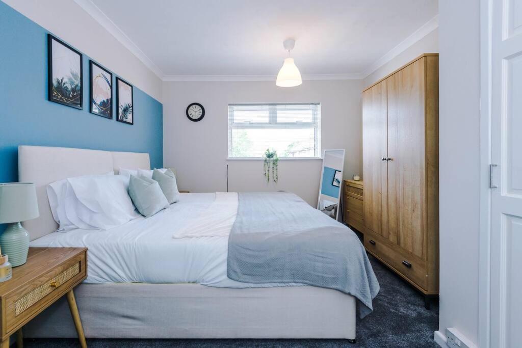 Cheerful 3 Bedroom Home With Parking Near Chester Saughall Eksteriør bilde