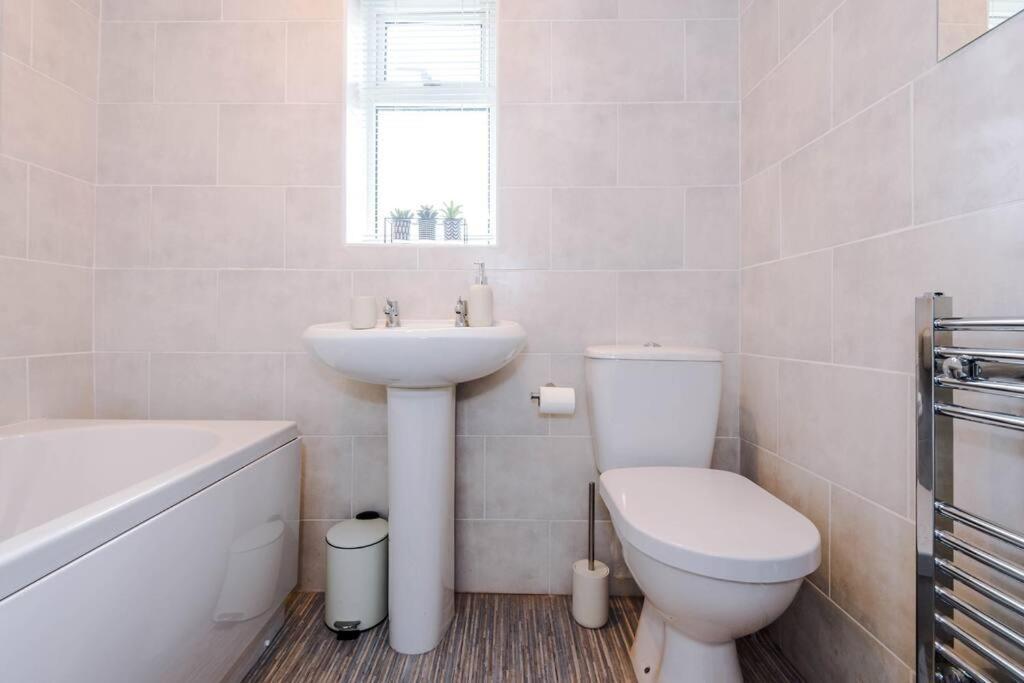 Cheerful 3 Bedroom Home With Parking Near Chester Saughall Eksteriør bilde