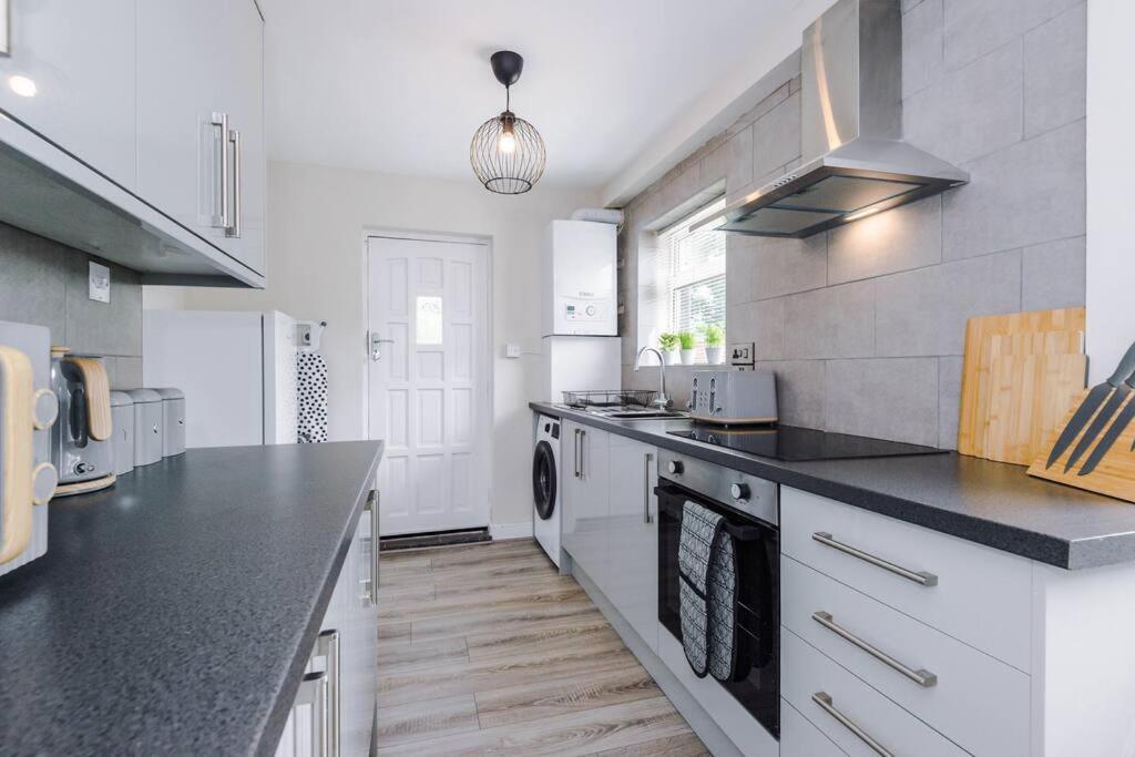 Cheerful 3 Bedroom Home With Parking Near Chester Saughall Eksteriør bilde