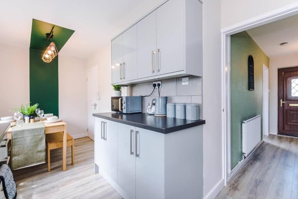 Cheerful 3 Bedroom Home With Parking Near Chester Saughall Eksteriør bilde