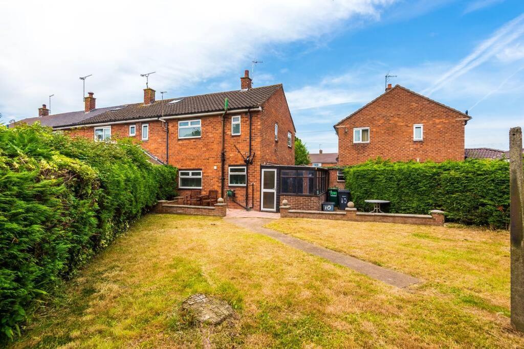 Cheerful 3 Bedroom Home With Parking Near Chester Saughall Eksteriør bilde