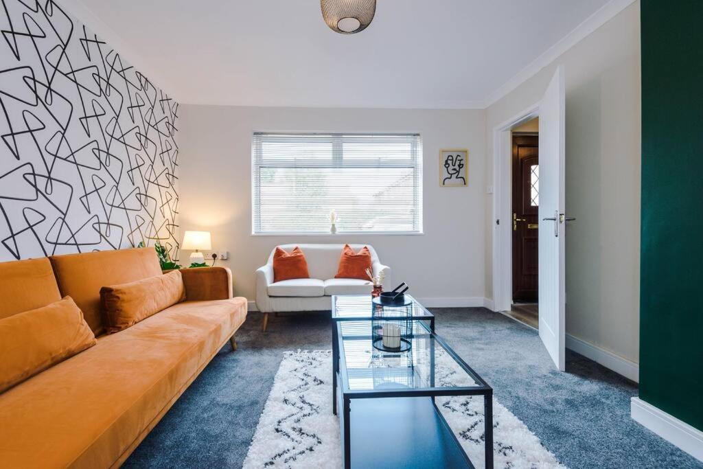Cheerful 3 Bedroom Home With Parking Near Chester Saughall Eksteriør bilde
