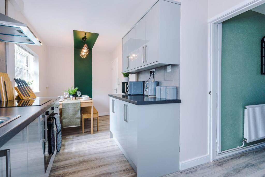 Cheerful 3 Bedroom Home With Parking Near Chester Saughall Eksteriør bilde