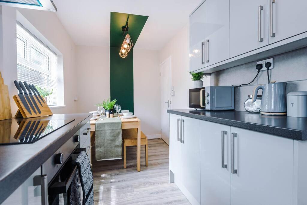 Cheerful 3 Bedroom Home With Parking Near Chester Saughall Eksteriør bilde