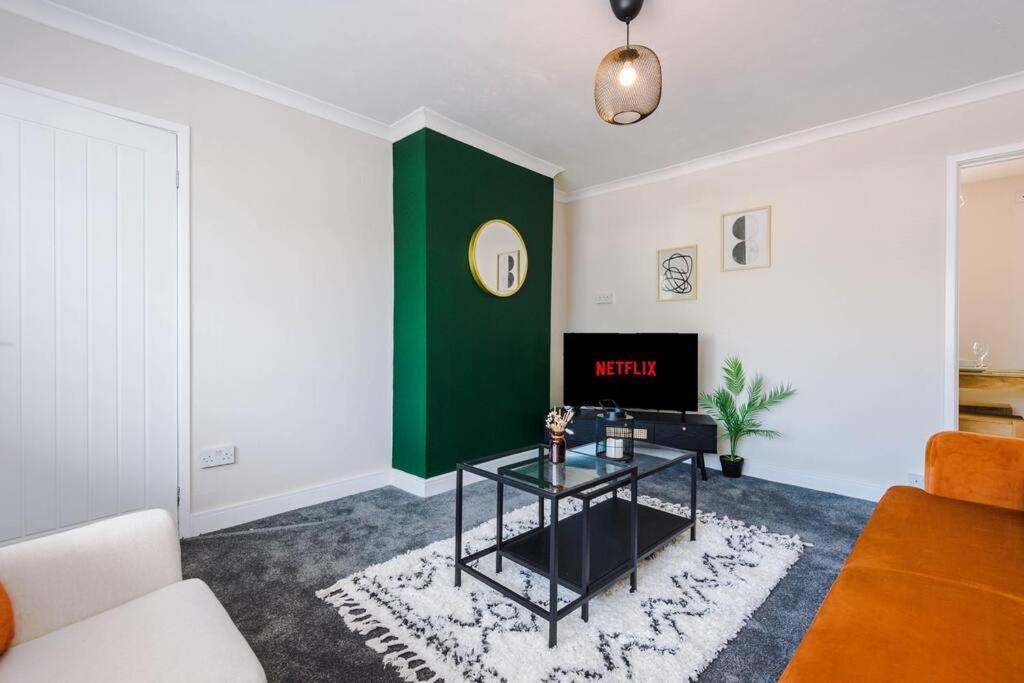 Cheerful 3 Bedroom Home With Parking Near Chester Saughall Eksteriør bilde